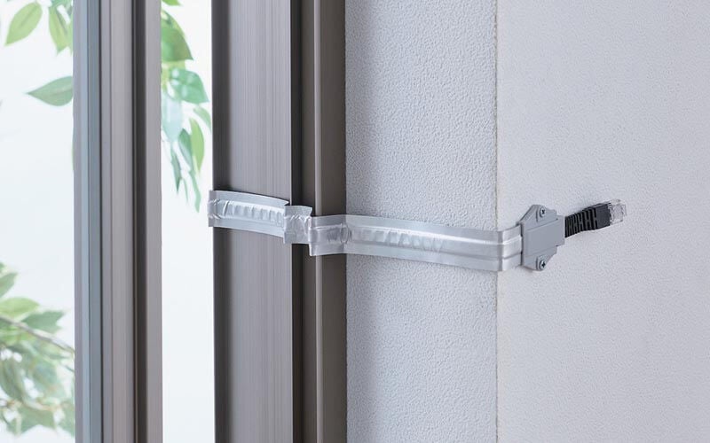 窓枠の形状に沿って折り曲げての配線が可能