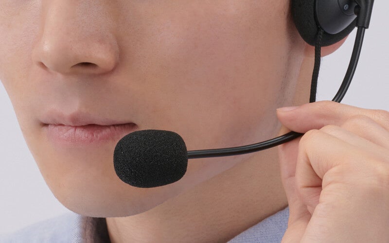 マイクを最適な位置に調整できる フレキシブルアームを採用。息による ノイズを軽減するウィンドスクリーン付き