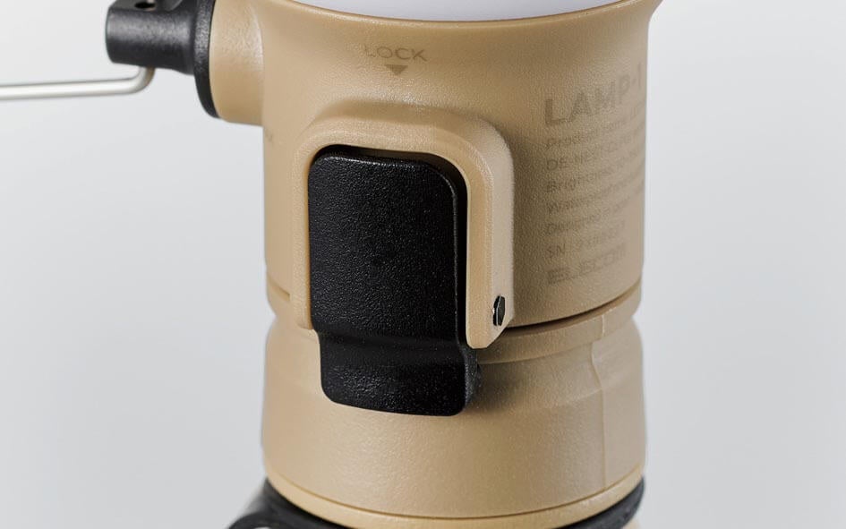 ▲ モバイルバッテリーとは接続パーツで しっかりと固定可能