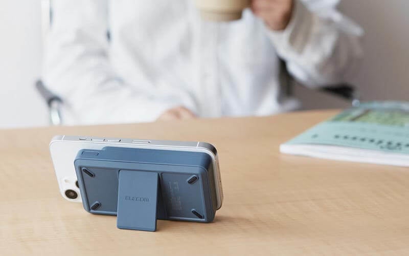 モバイルバッテリーからワイヤレスで充電しながら、 動画の視聴が可能