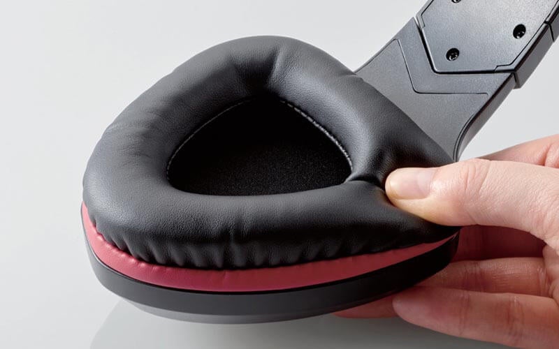 イヤーパッドは厚手で大型の立体縫製タイプを採用