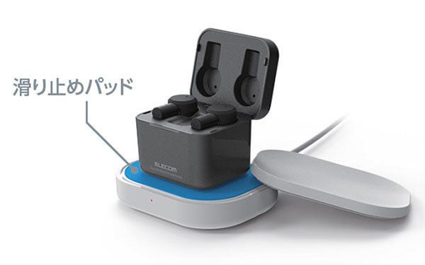 くぼみトレーを外すと、 Qi規格対応のイヤホンを充電可能