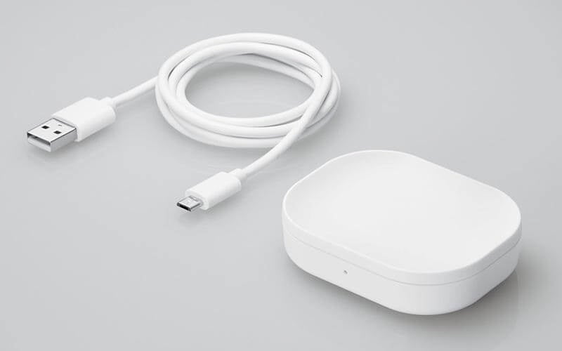 本体、くぼみトレーのほか、 1mの充電用ケーブルが付属