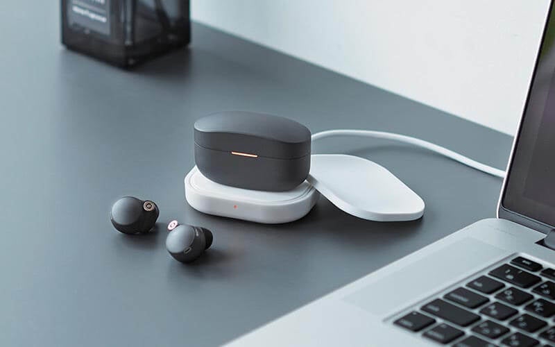 AirPods専用のくぼみトレー付き！置くだけで充電できる、コンパクトな