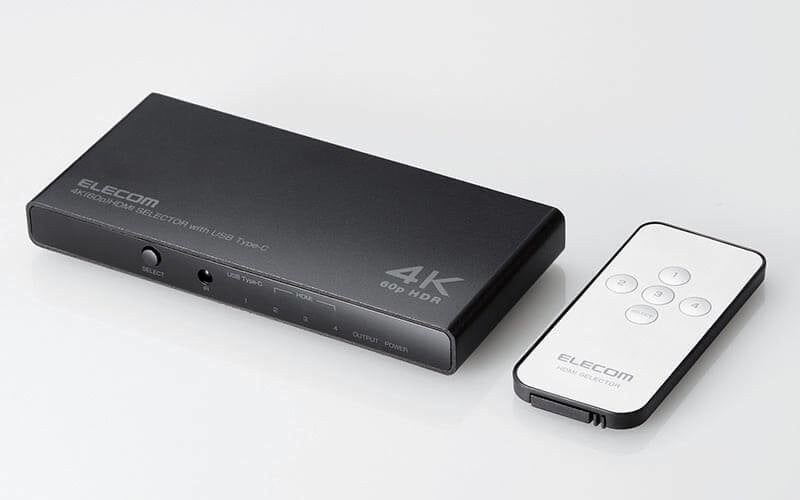 本体、付属のリモコン (他にACアダプターが付属)