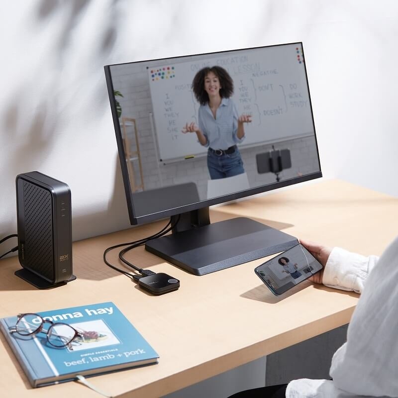 スマートフォンやタブレットの映像を 自宅の大型ディスプレイにワイヤレスで表示可能