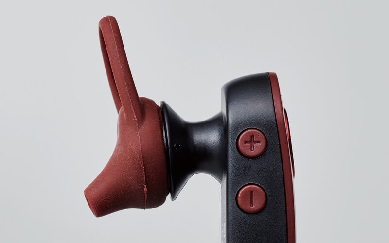 音量も耳元で操作可能(レッド)