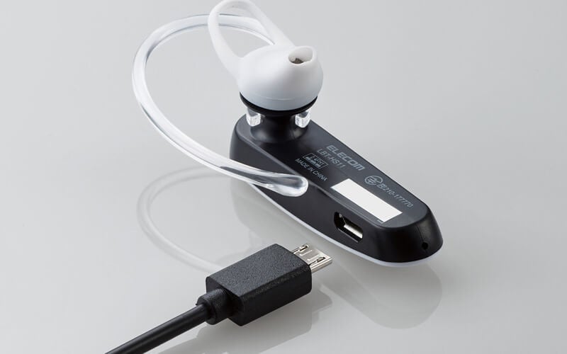 付属のUSB充電ケーブルを使って、 約2時間でフル充電が可能(ホワイト) ※時間は条件により変化します。