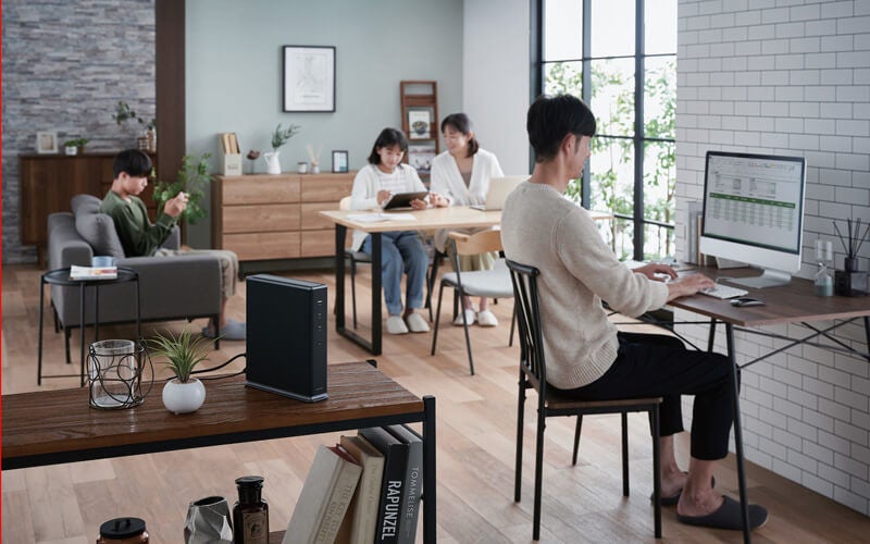 リビングに家族で集まって