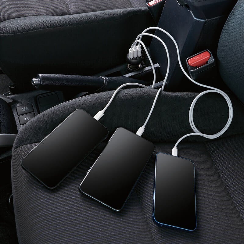 スマートフォンなど 3台を同時に充電可能