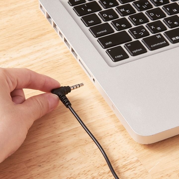 電池がない場合などに便利！ [付属のΦ3.5mm 4極ミニプラグで有線使用]