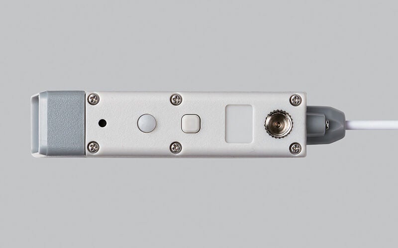 底面に内蔵マイクのほか、オートフォーカスONOFF ボタンとフォーカスロックボタン、 さらに4分の1インチ三脚用のネジ穴を装備