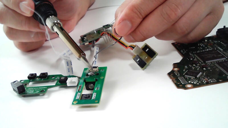 細かな作業も現場からリアルタイムで配信可能