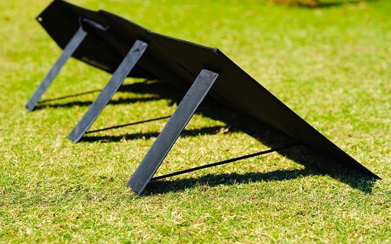 太陽に向けて最適な角度で光を 当てることができるスタンドを背面に装備