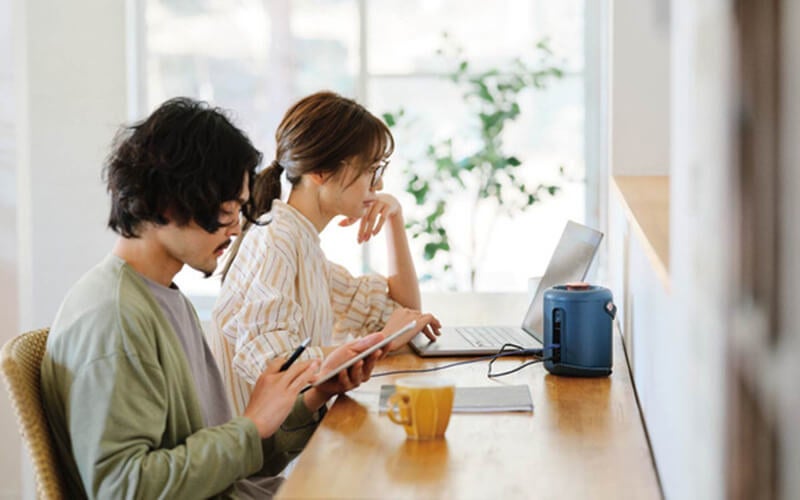 電源の場所を気にせず、気分に応じて自由に仕事ができる