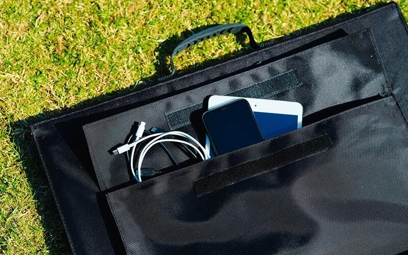 充電する際に必要なケーブルや機器を収納できる 便利なポケット付き