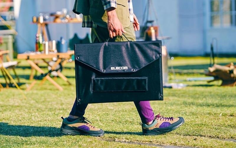 吊り下げ用のホールと持ち手を装備し、 設置や持ち運びに便利