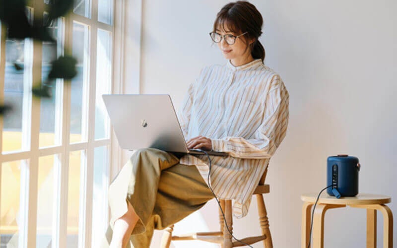 気軽にパソコンの操作や モバイル機器の充電が可能