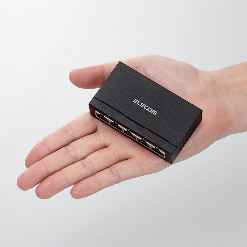 手にひらに乗るほどのコンパクトサイズ (5ポートモデル)