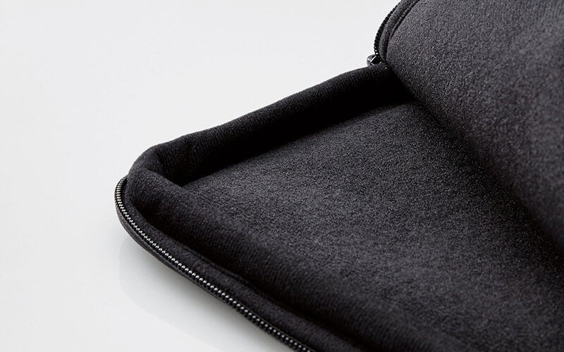 ノートパソコンを優しく守る コーナーガードと起毛生地