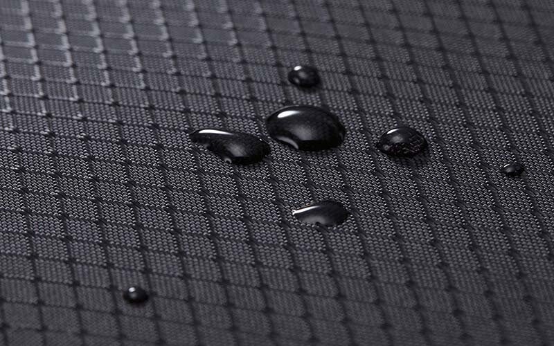 表生地は撥水性のある生地を採用