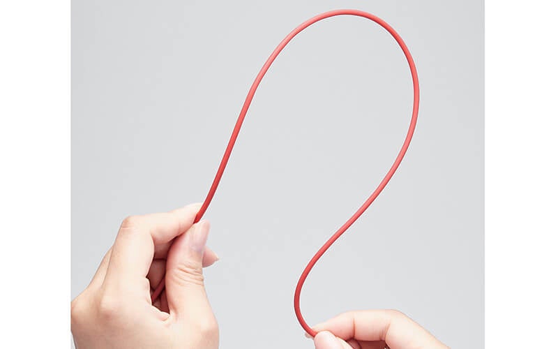 絡まりにくい、やわらかケーブルを採用