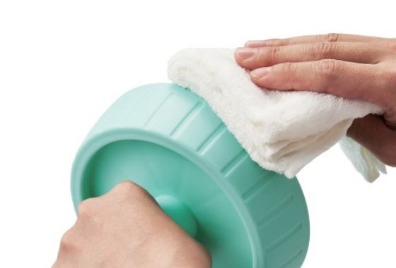 水を含ませた布でふきとってお手入れ