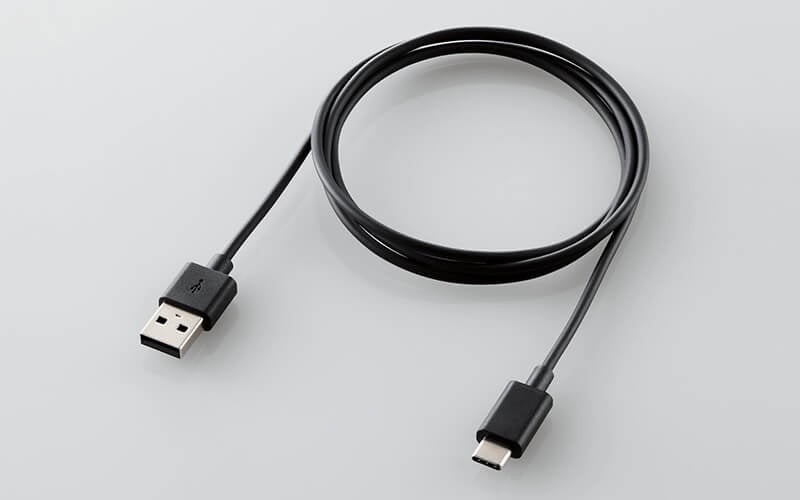 製品本体と同色の充電ケーブルが付属 (写真はブラック用)