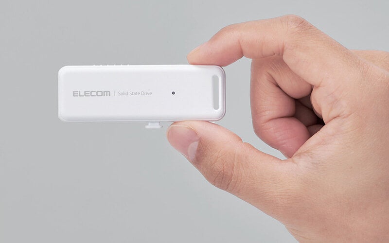 重さ約13g、幅約67.3×奥行約23×高さ約8.6mmの 軽量コンパクトサイズ(コネクター収納時)