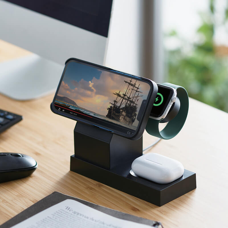  MagSafe対応のiPhone、Apple Watch、 AirPodsの同時充電が可能