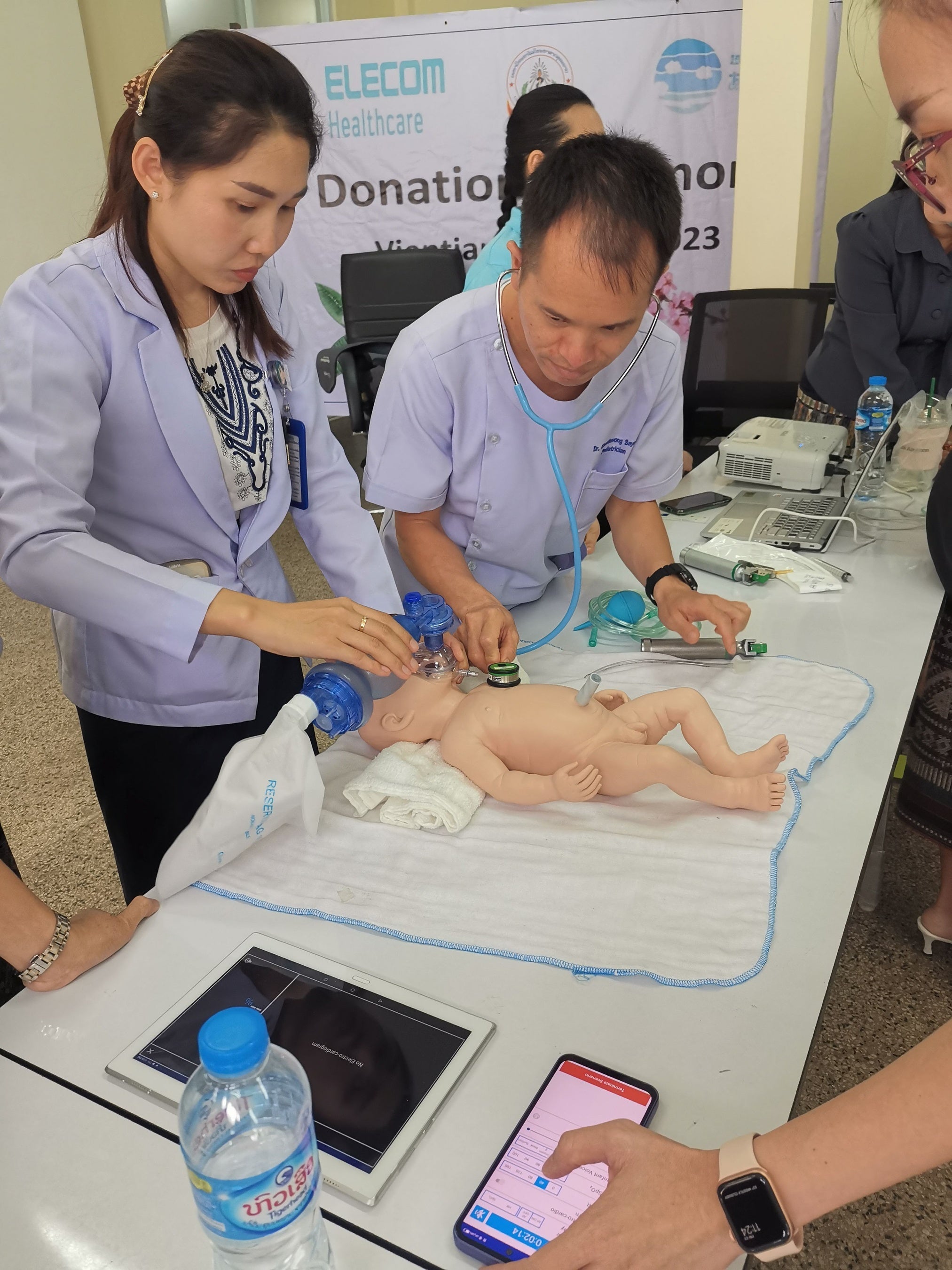 ラオス国立健康科学大学で『遠隔新生児蘇生法講習シミュレーター』を活用した実習の様子