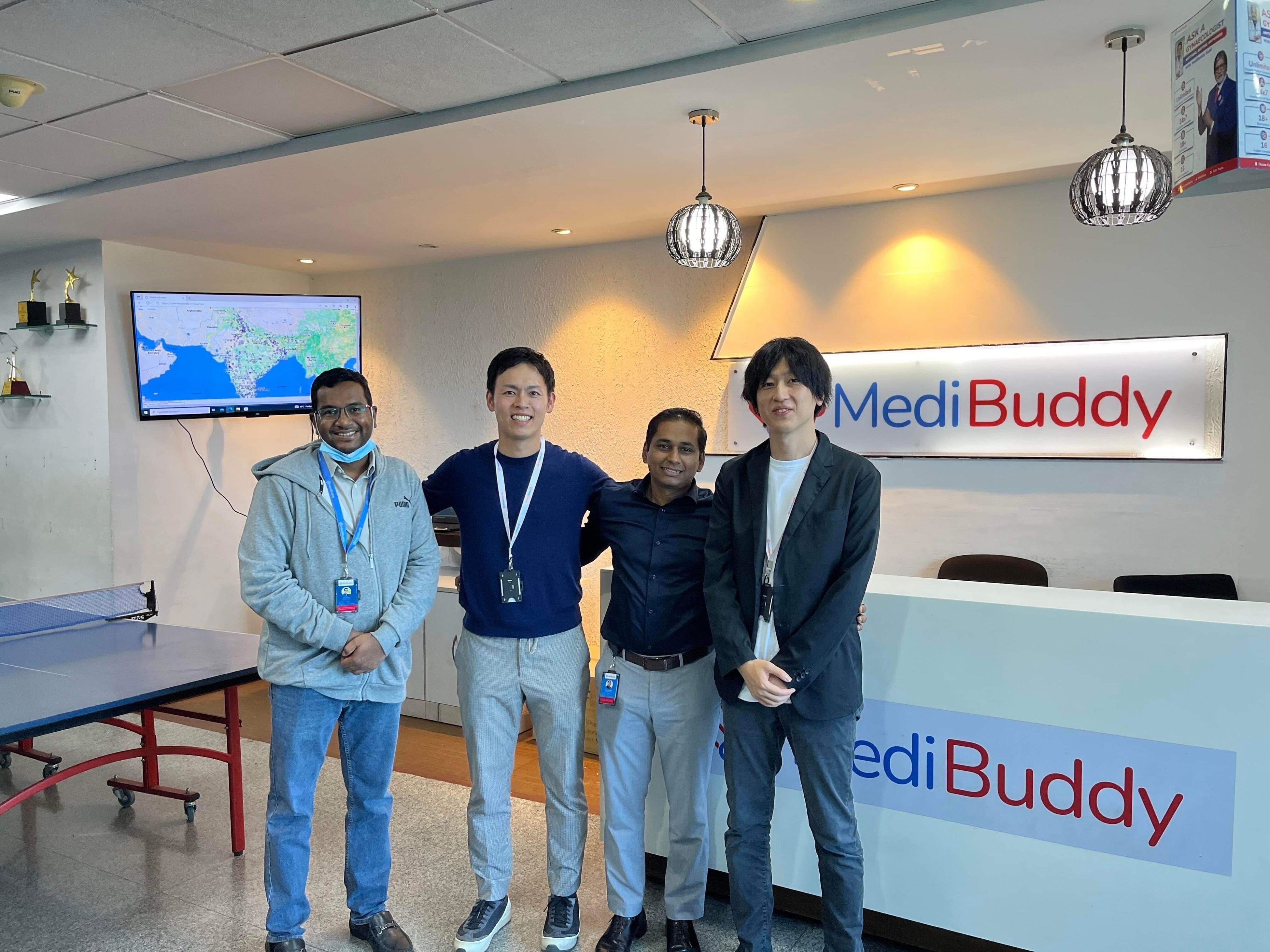 左から、MediBuddy社　CTOエンバセカールD氏、エレコムヘルスケア株式会社　アドバイザー　段原亮治、MediBuddy社　CEOサティシュ・カンナン氏、エレコム株式会社 ヘルスケア事業部　次長　葉田甲太