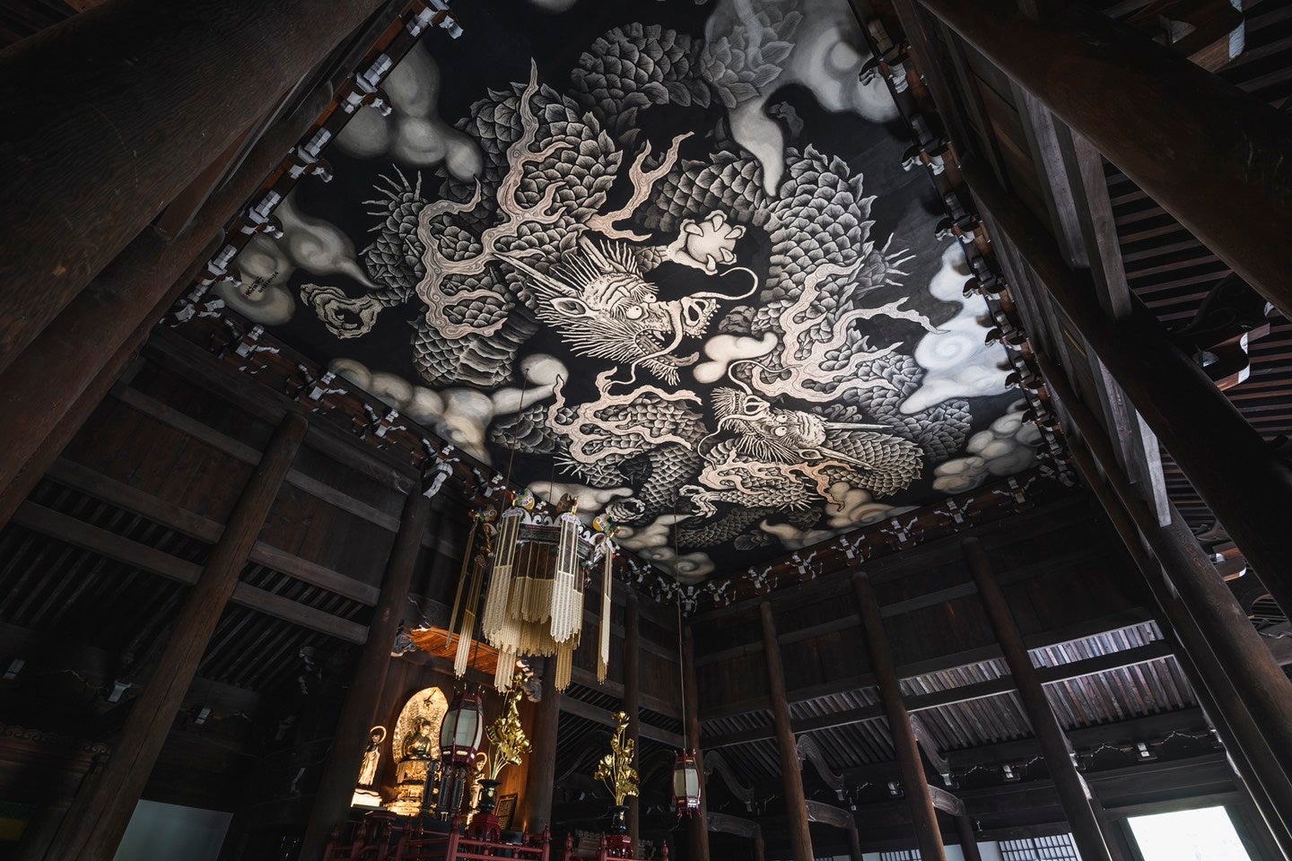 下から見上げる双龍図