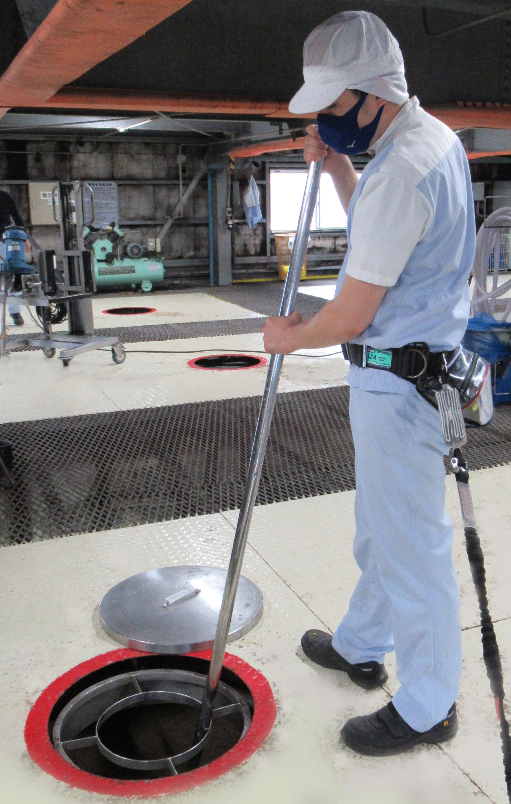 手作業で丁寧にもろみを攪拌している様子