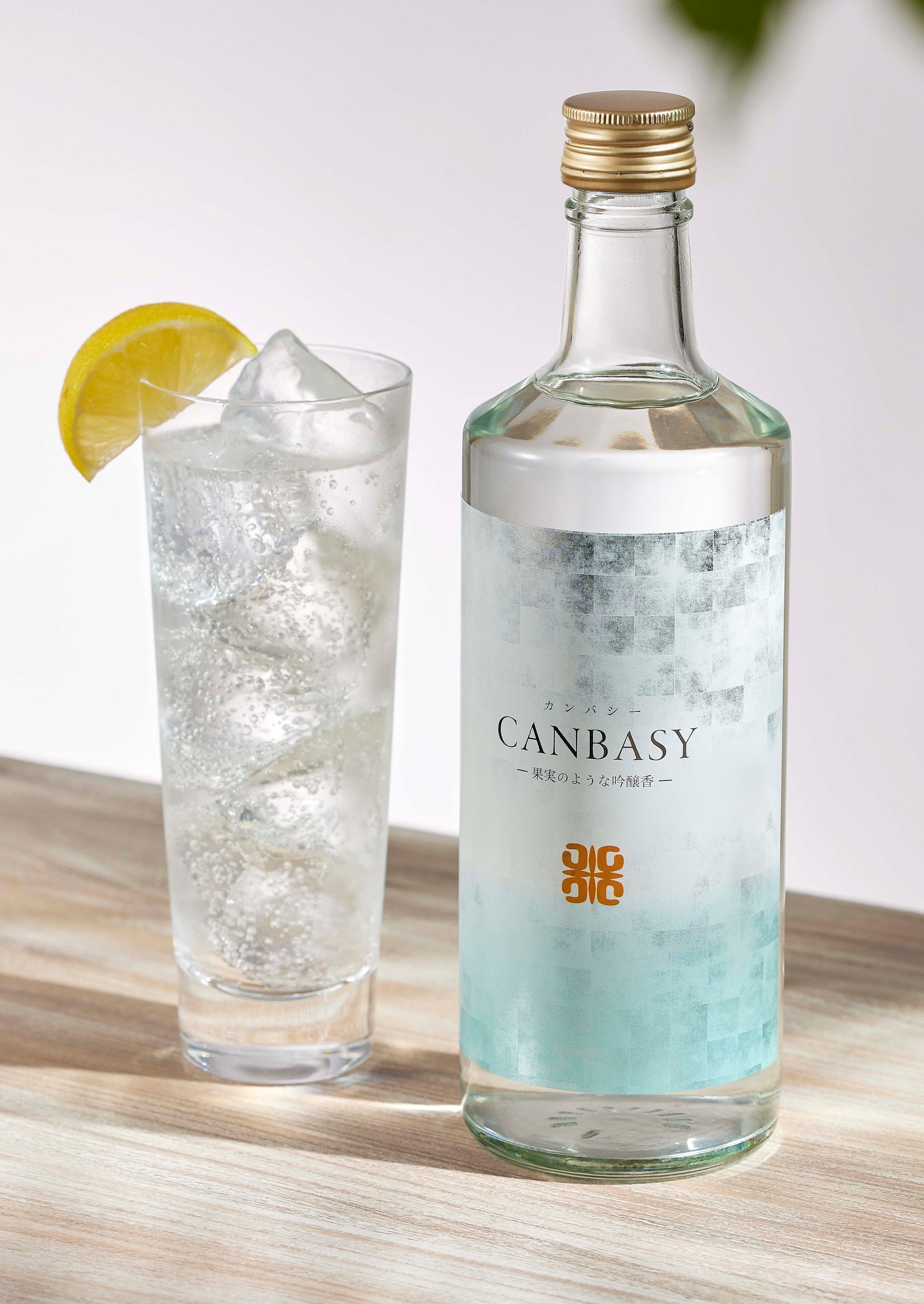 ソーダ割りにカットレモンを添えるとより爽快なソーダ割りが楽しめます