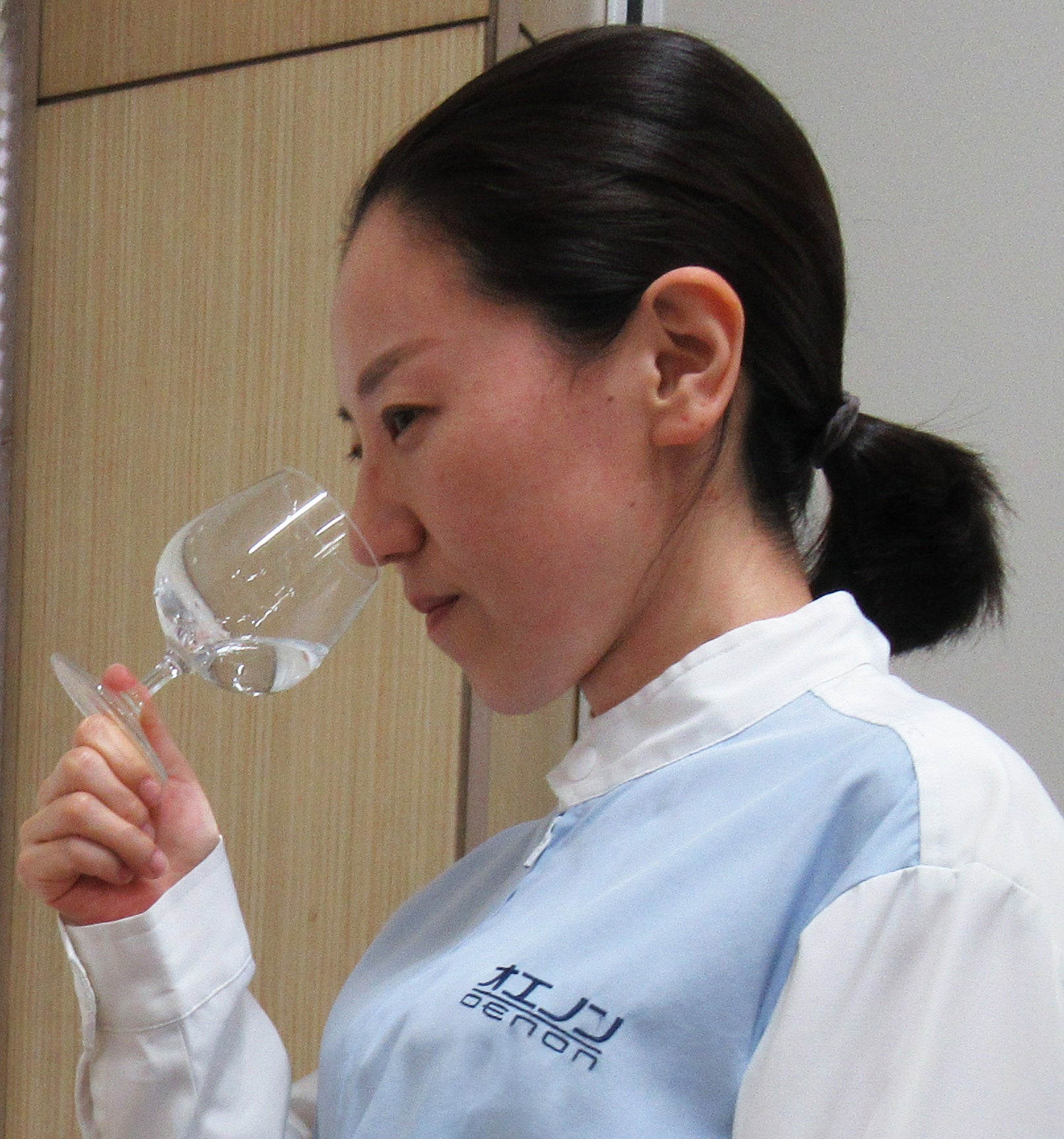 真剣な眼差しで香りをチェックしている検査員