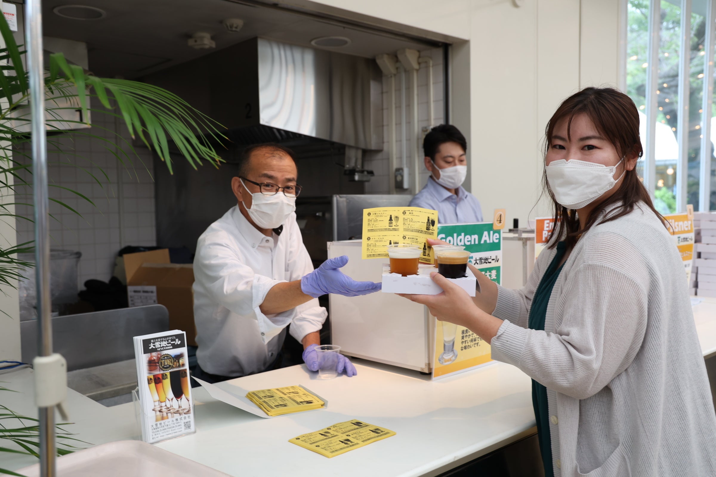 大雪地ビールの4種類のビールを受け取る参加者