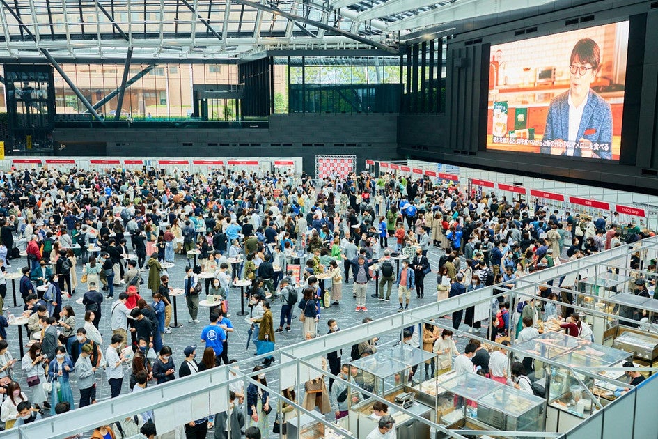 2022年4月新宿住友ビル三角広場で2日間にわたって開催したdancyu祭。美味しい料理と酒を求める食いしん坊たち約1万8000人を集めた。