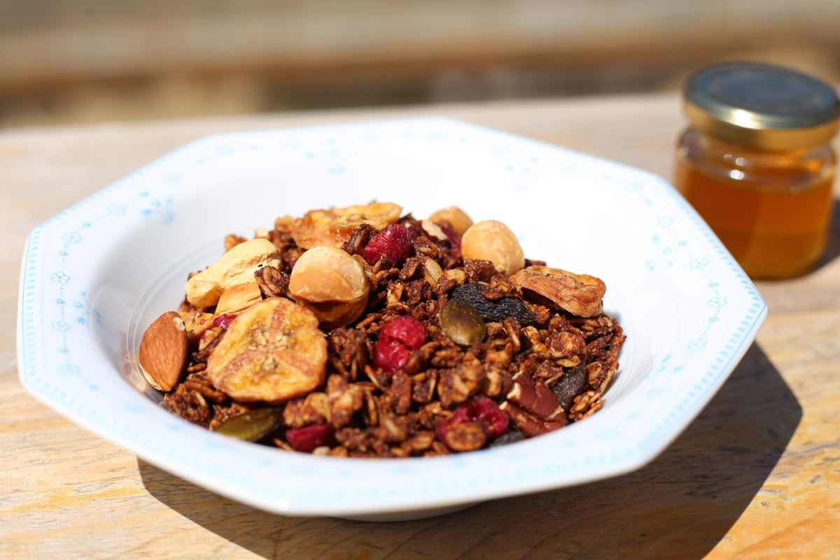 はちみつ屋さんが作る、グルメグラノーラ「ノラノーラ」