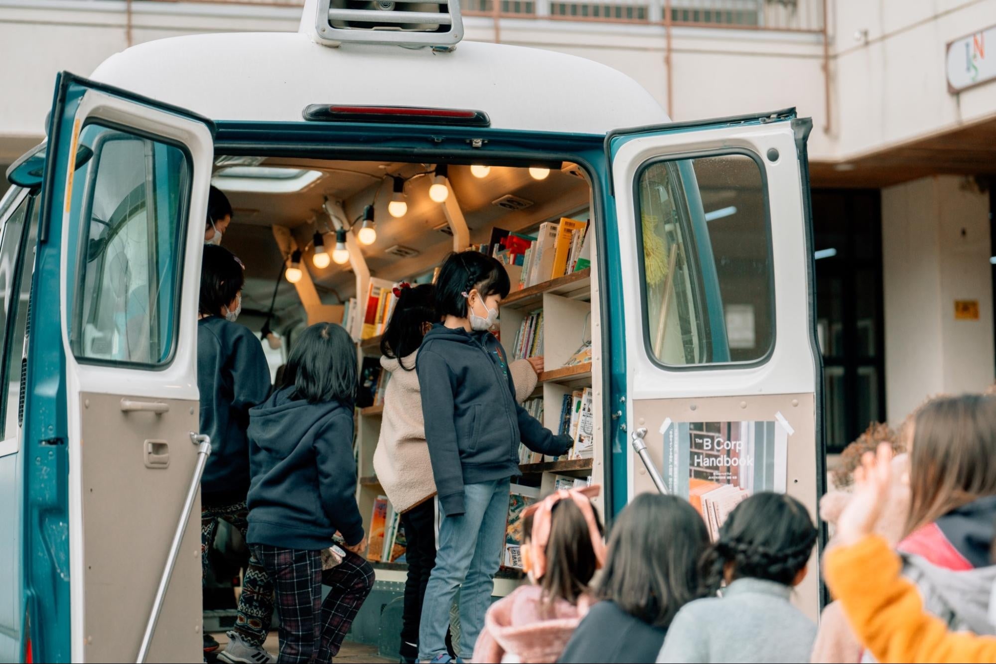 移動式書店「ブックバス」で子どもたちに本を届けた際のブックギフトプロジェクト
