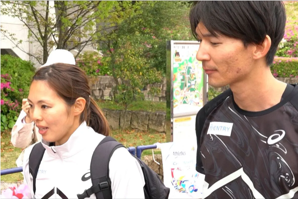 さわだ選手（写真左）とガイドランナーの塩川竜平（しおかわ りゅうへい）さん（写真右）