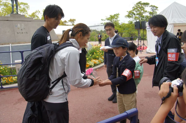 やまと記者がお母様と一緒に作った「折り紙の花」をプレゼント！　さわだ選手はとてもよろこんでいました。