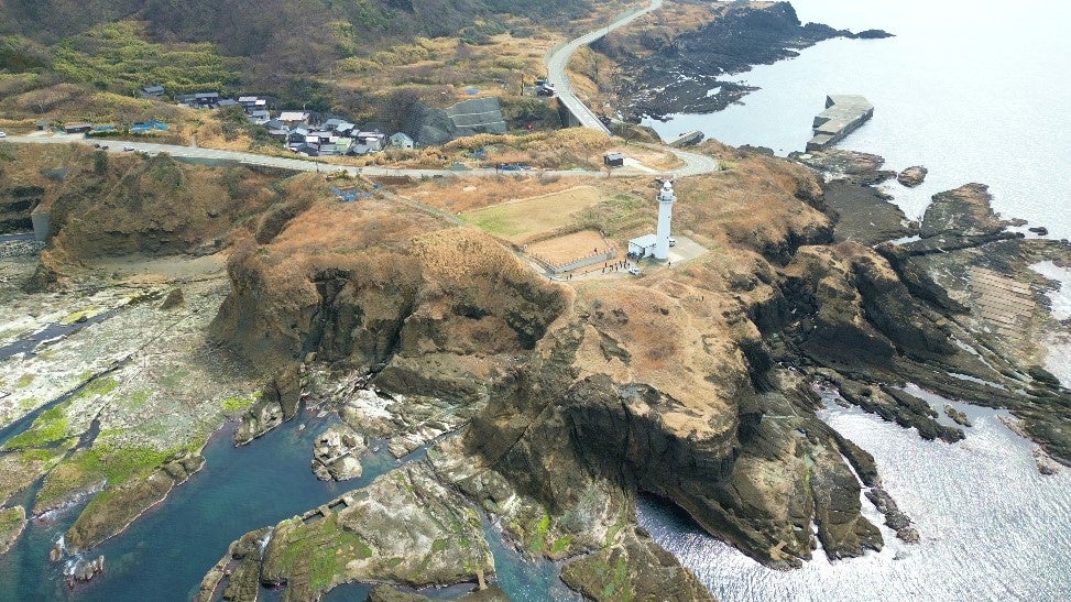 沢崎集落と沢崎鼻灯台