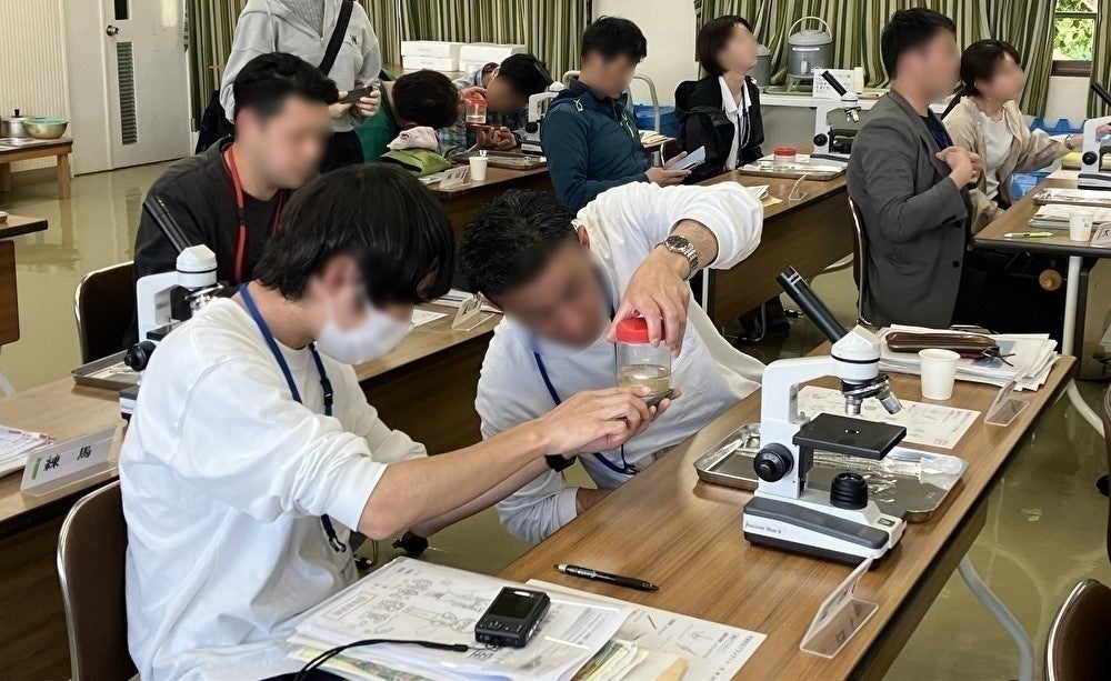 プランクトン観察の様子