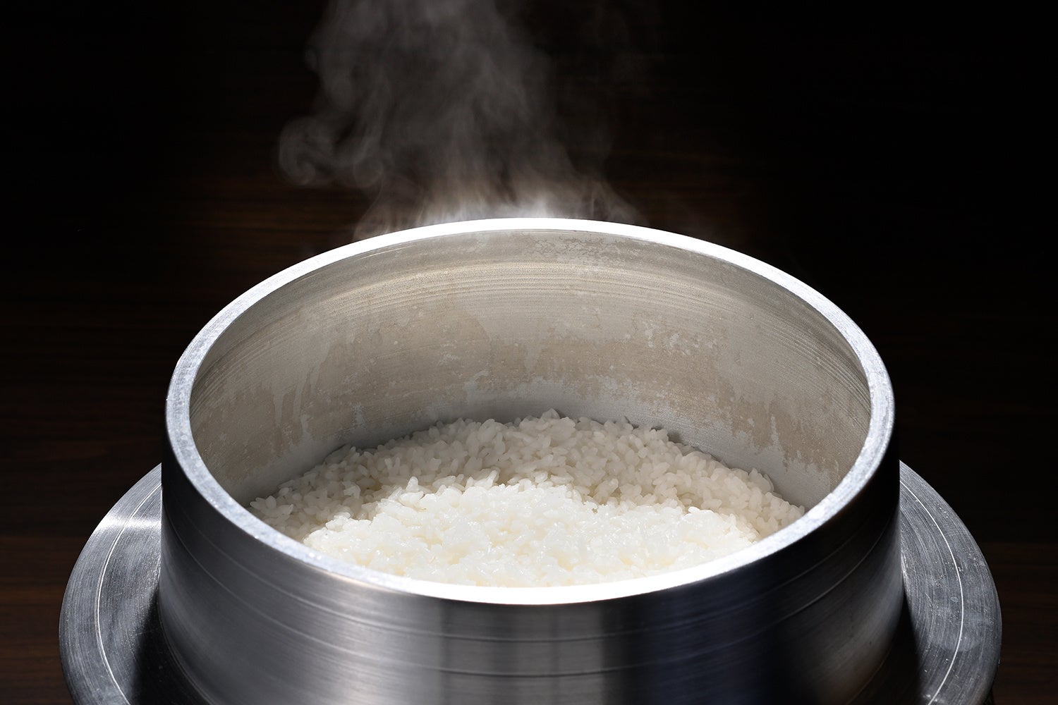 羽釜に映える白く美しい炊きたてごはん