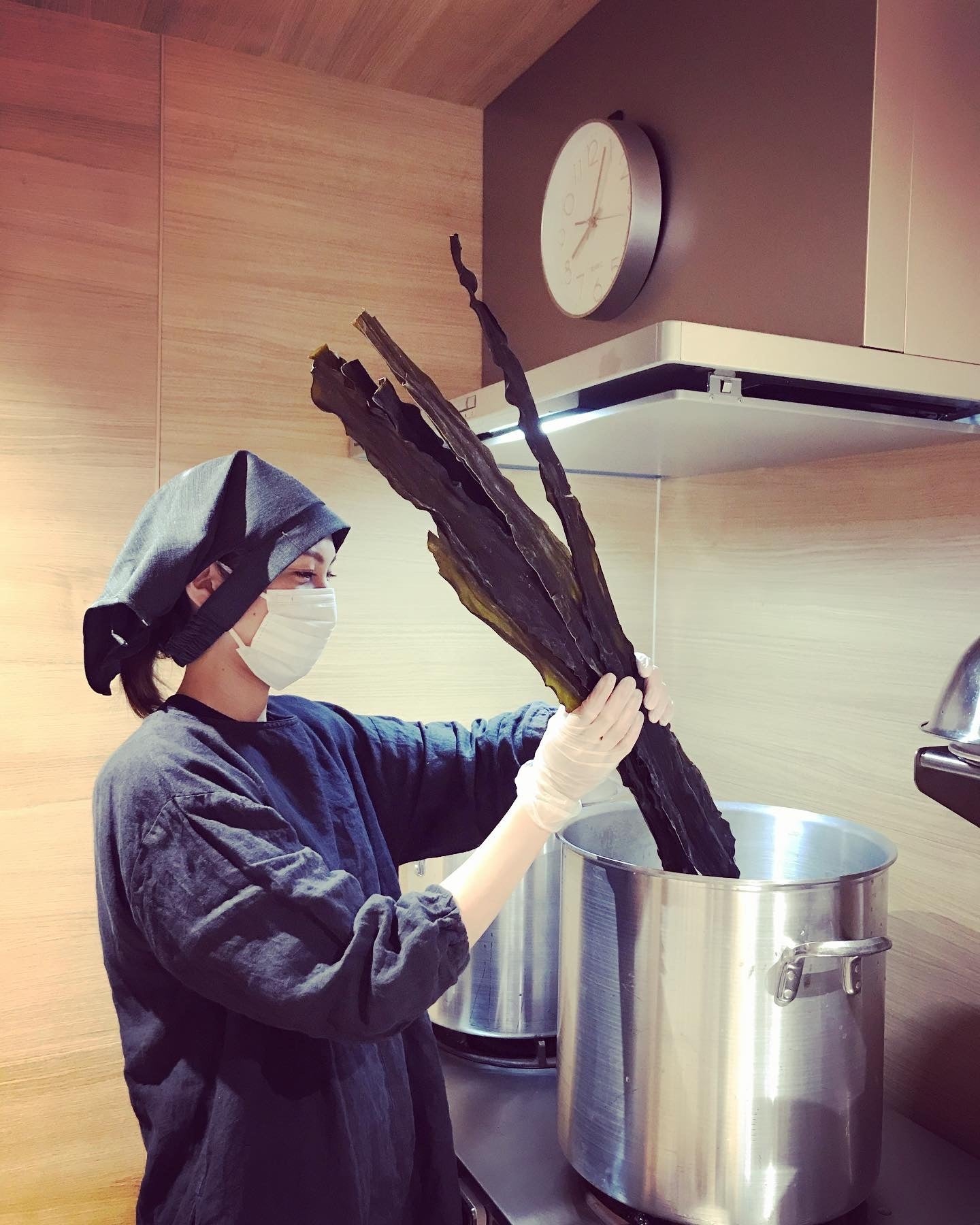 料亭でも使用される昆布やけずりぶしで本格的にお出汁を取っています