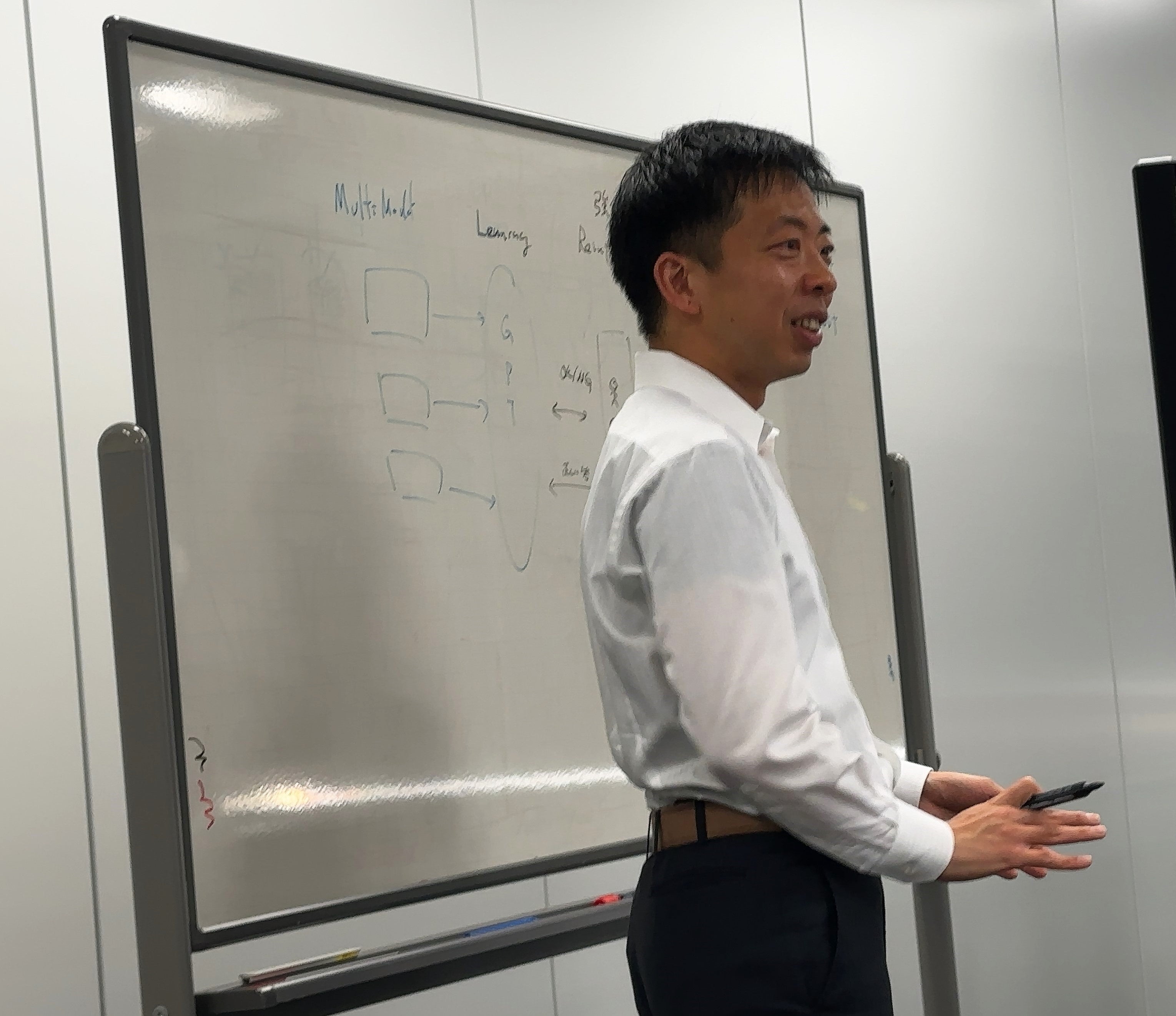 参加者の質問に答える柳原