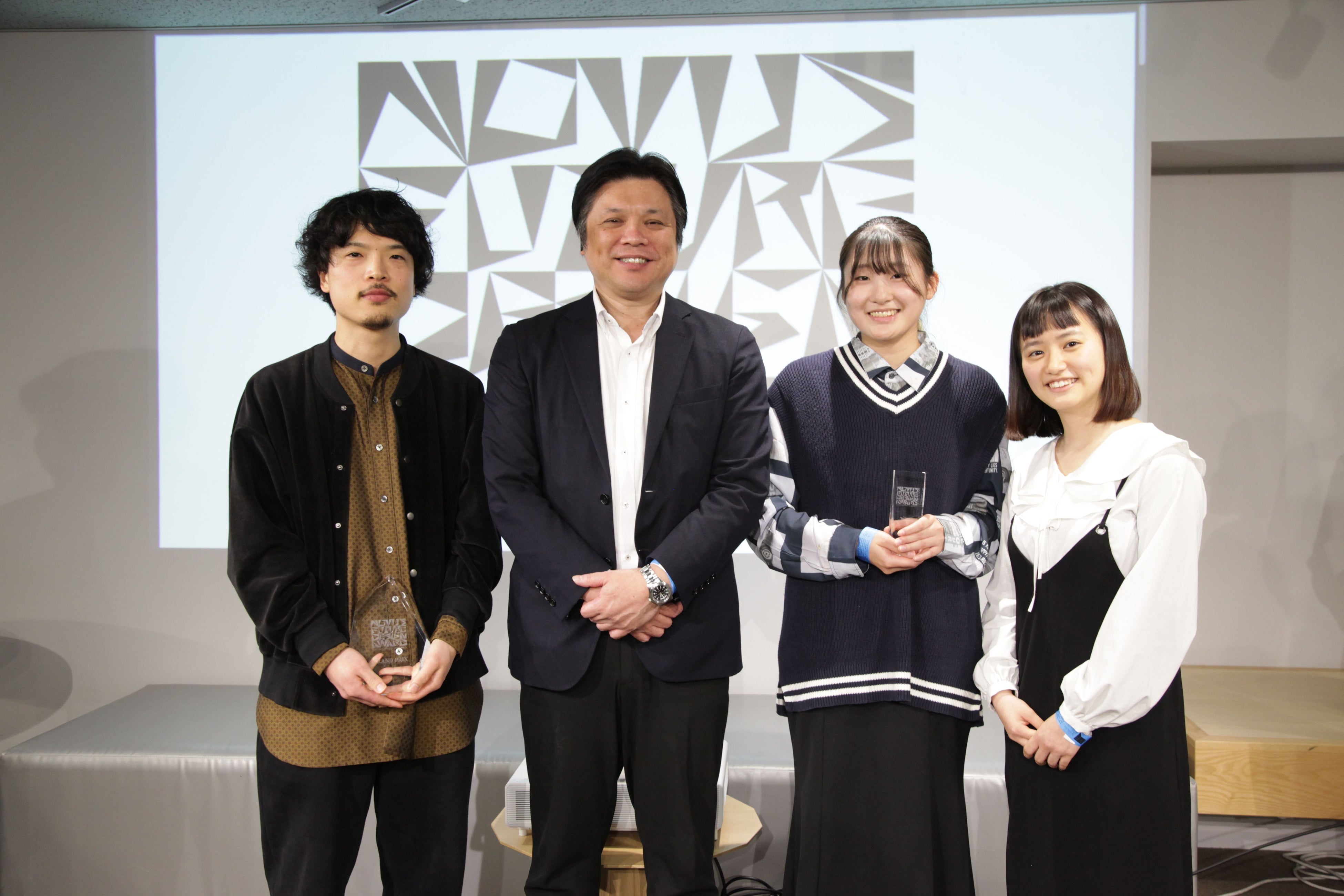 コンパスシェア賞受賞チームの皆さんと審査員を務めた当社常務取締役 &nbsp; &nbsp;伊藤（左から2番目）