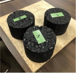 グリーンアスファルトの試作品（パートナー企業から提供）