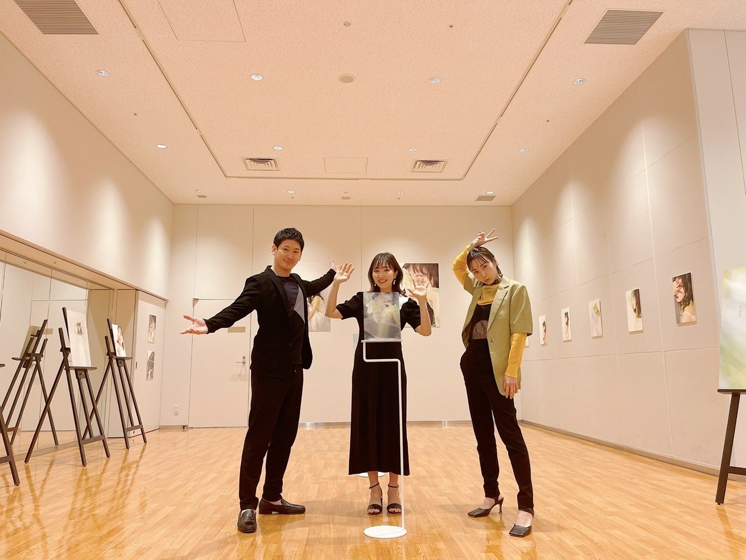 『ギャラリートーク　simai』より　　（左から）MC小野田龍之介、木南清香、木南晴夏